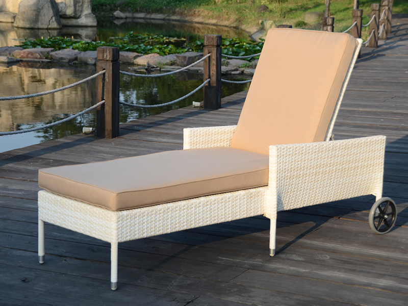 Rattan-Lounge im Freien mit zwei Rädern, handgewebten Rattan-Daybed, Pool Rattan Chair YQ-RB-426